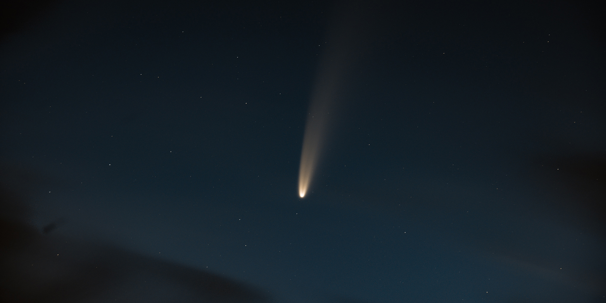 Image of a comet glowing in the night sky